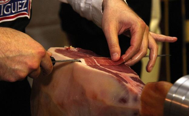 Peñadrada celebra su primer concurso de cortadores de jamón