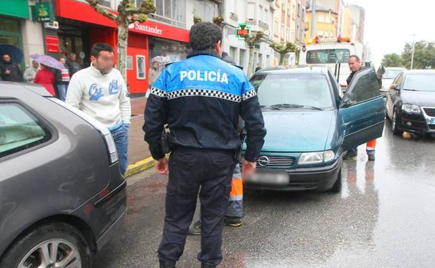 Un agente de la Policía Municipal durante una intervención en Ponferrada.