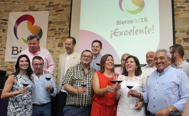 La consejera de Agricultura de la Junta, Milagros Marcos, y la presidenta de la DO Bierzo, Misericordia Bello, en el acto de valoración de la añada de 2016./César Sánchez