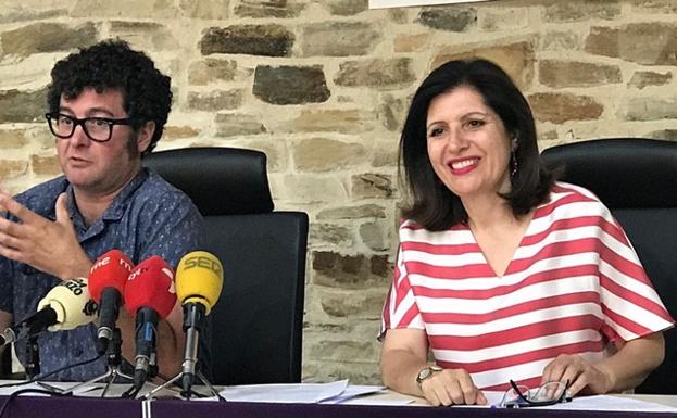 La presidenta de la DO Bierzo, Misericordia Bello, y el vocal del Consejo Regulador, Ricardo Pérez Palacio, durante su comparecencia.
