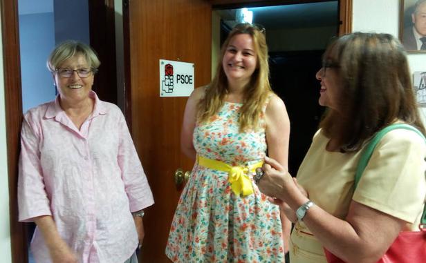 La secretaria general del PSOE de Ponferrada, Rita Prada, (I), junto a la procuradora socialista Gloria Acevedo y otra integrante de la agrupación, instantes antes de su comparecencia.