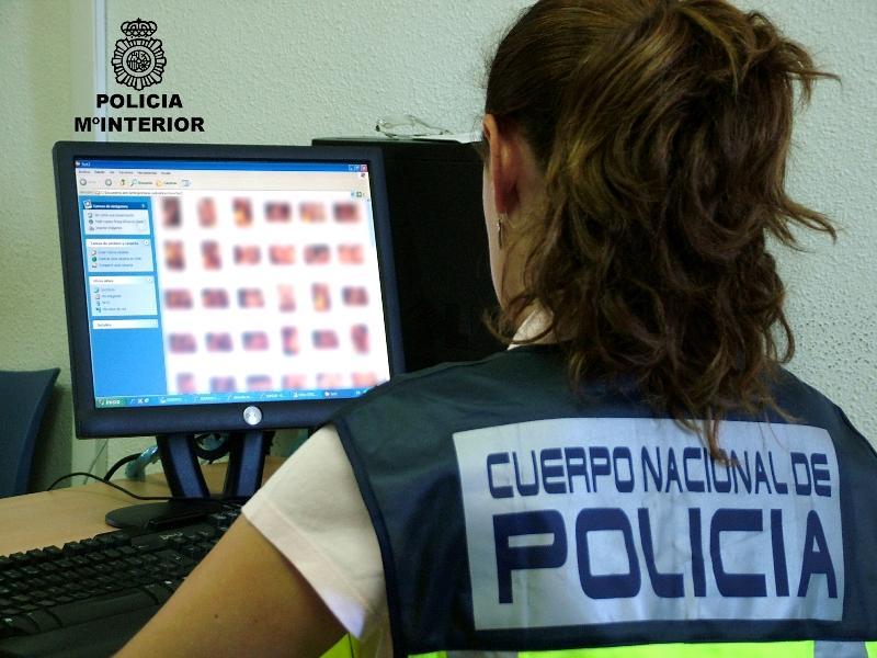 Efectivos policiales durante labores de rastreo en la Red..