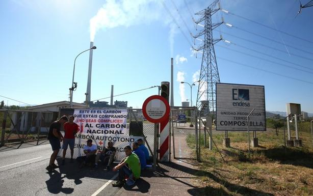 Mineros de Astur Leonesa en una concentración a la entrada de la central térmica de Compostilla.