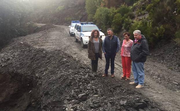 La alcaldesa, Gloria Fernández Merayo, el vicepresidente de la Diputación para El Bierzo, Ángel Calvo, y el edil de Seguridad, Ricardo Miranda, en la zona afectada por el derrumbe.
