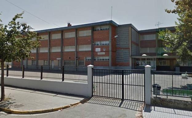 Imagen de la fachada del instituto Fuentesnuevas en Ponferrada.