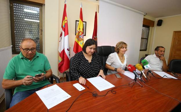 La primera teniente de alcalde del Ayuntamiento de Cacabelos, Maika González (2D), junto a varios miembros del equipo de gobierno, durante la comparecencia sobre la sentencia que determina el cese de la interventora interina de Cacabelos.