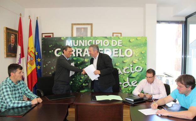 Imagen de la firma del convenio entre Cesefor y el Ayuntamiento de Carracedelo./