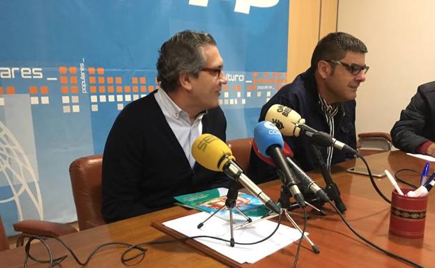 Imagen de la rueda de prensa de este lunes del PP de Cacabelos./