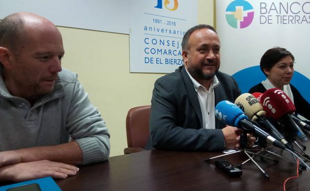 El presidente del Consejo Comarcal (C), junto al director técnico de la ABA y la responsable del Banco de Tierras, en la presentación./C. Ramos