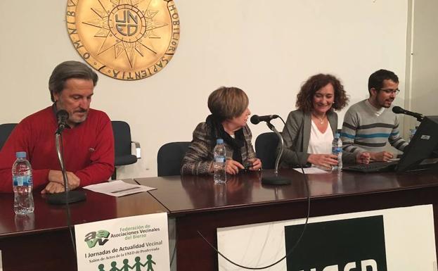 Imagen de la primera mesa redonda de las I Jornadas de Actualidad Vecinal celebrada en Ponferrada./