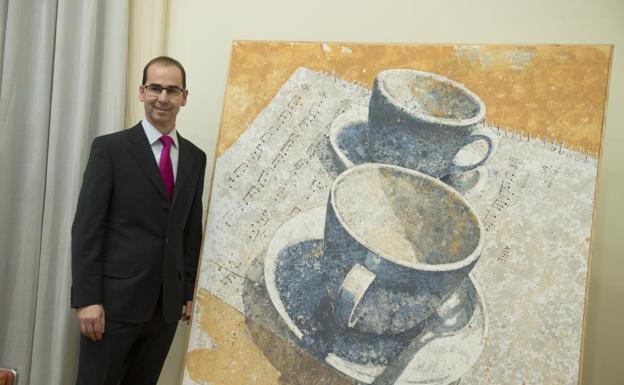 Miguel Ángel Jiménez posa con su obra, que ha logrado el tercer premio./