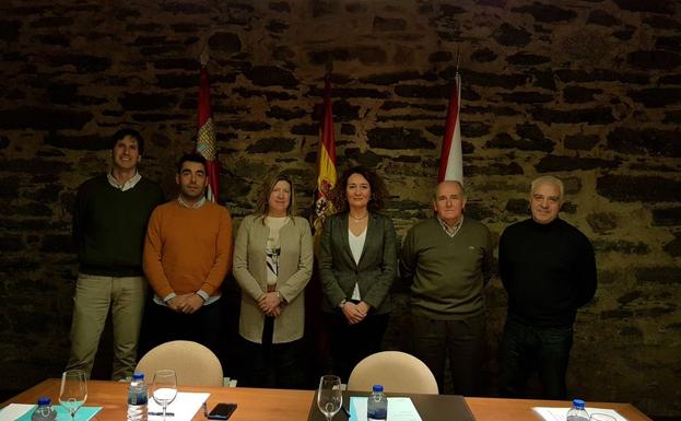La alcaldesa y la edil de Turismo de Ponferrada, junto a los representantes de los ayuntamientos gallegos./