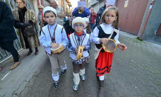 Los niños abren la procesión de Navidad en Cacabelos./