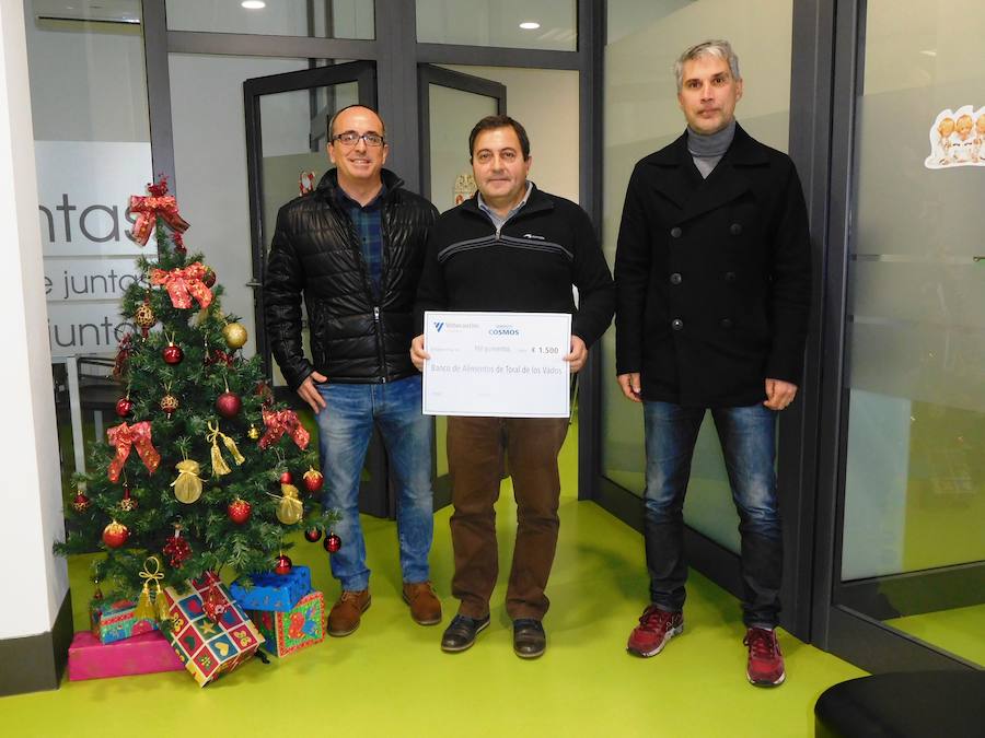 El director de Cementos Cosmos (I) durante la entrega del cheque al alcalde de Toral de los Vados.