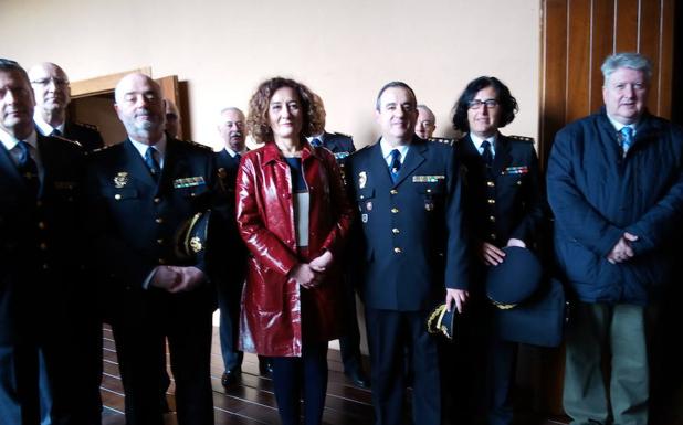 La alcaldesa de Ponferrada, Gloria Fernández Merayo, flanqueada por el jefe superior de Polícía Nacional de Castilla y León, Jorge Zurita (I), y el comisario de la ciudad, Miguel Ángel Martínez Redondo (D), junto al resto de participantes en la Junta Regional de Seguridad./Carmen Ramos