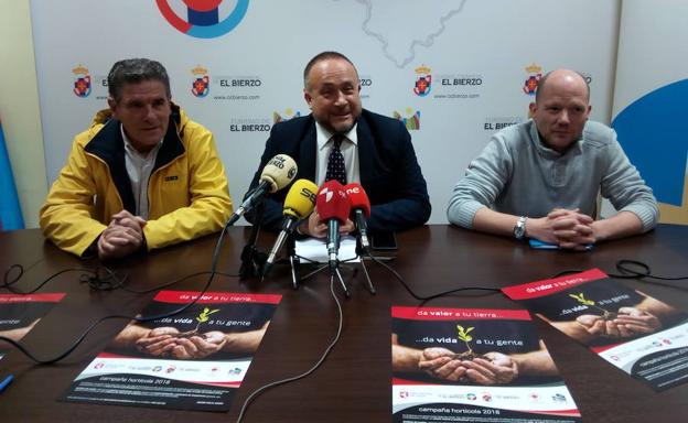 El presidente del Consejo Comarcal, Gerardo Álvarez Courel, junto al presidente de la IGP Pimiento Asado del Bierzo, Pedro García, y el director técnico de los sellos de calidad, Pablo Linares, en la presentación de la campaña./Carmen Ramos