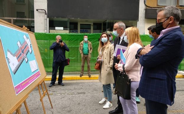 El alcalde y los concejales contemplan el plano de las obras de remodelación proyectadas en la calle Gómez Núñez./Carmen Ramos