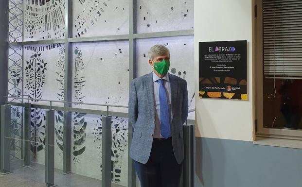El rector de la ULE, Juan Francisco Marín, en la inauguración de la restauración de la vidriera 'El Abrazo' del Campus del Bierzo./
