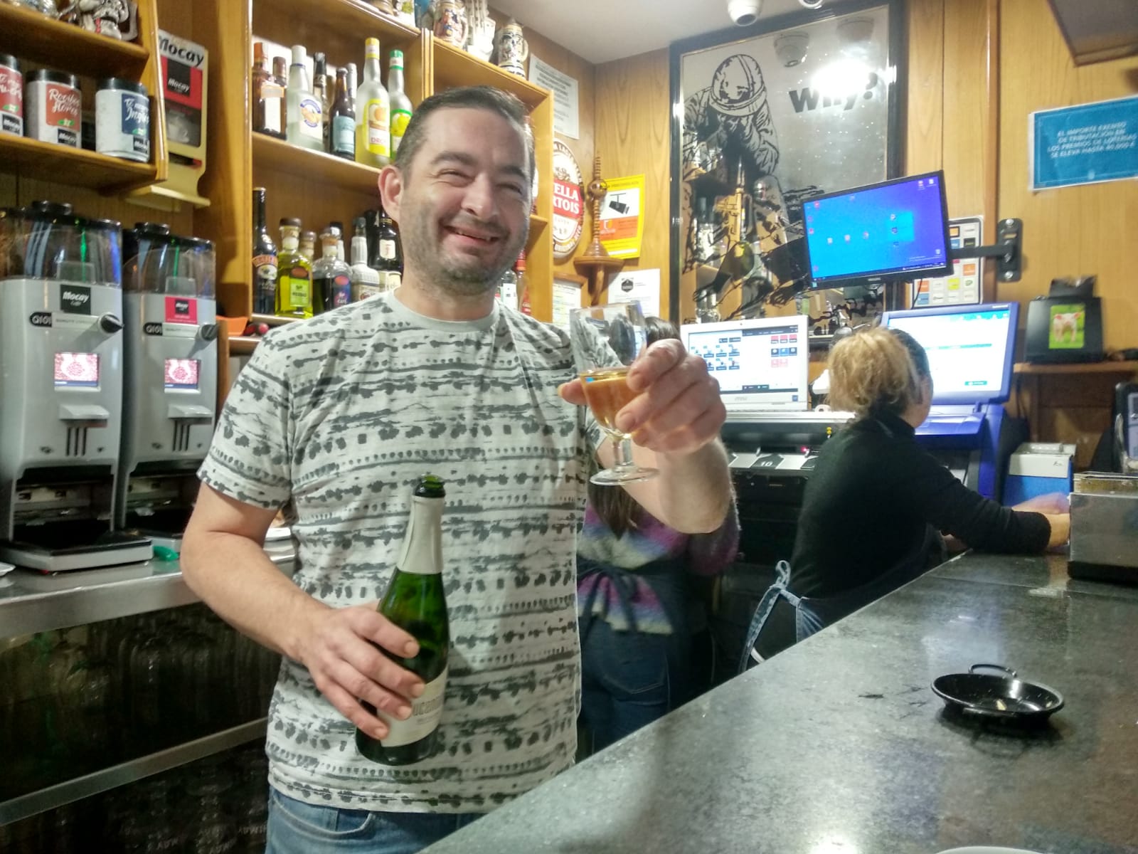 El propietario del bar Moderno celebra el premio repartido, el Gordo de la Navida, desde su establecimiento./CARMEN RAMOS