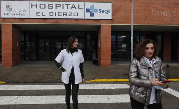 La coordinadora de la Junta en El Bierzo, Silvia Franco (D), y la directora médica de Atención Primaria, Isabel González (I), durante su comparecencia./César Sánchez