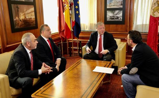Encuentro entre Silván con los dirigentes de Carrefour León./César