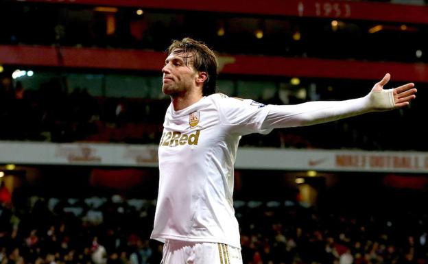 Michu celebra un gol con el Swansea.