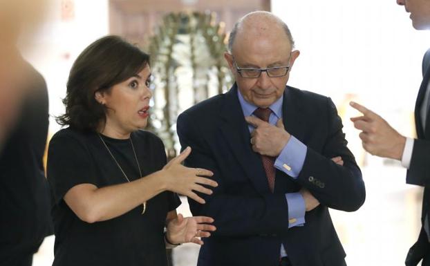 Soraya Sáenz de Santamaría, junto a Montoro.