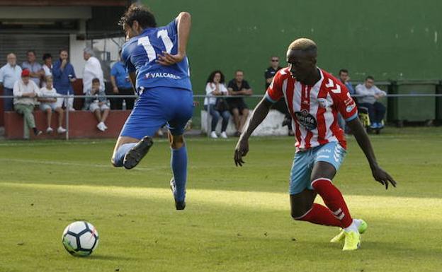 Jorge García pelea un balón.