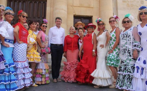 El alcalde de Valencia de Don Juan rodeado de mujeres rocieras.