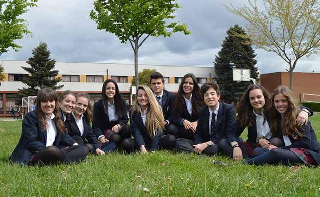 Alumnos de Peñacorada en el patio del colegio.
