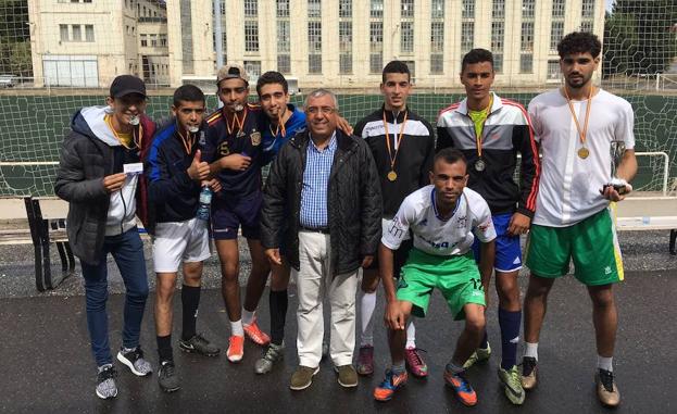 La selección de Marruecos con sus premios.