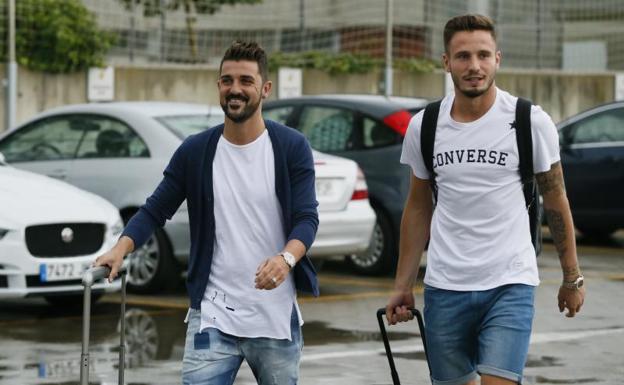 Villa (i) y Saúl (d), a su llegada a la Ciudad del Fútbol de Las Rozas. /EFE