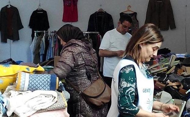 Una imagen de un rastrillo solidario en El Crucero./