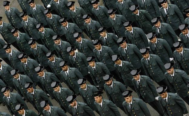 Agentes de la Guardia Civil posan durante una ceremonia de graduación.