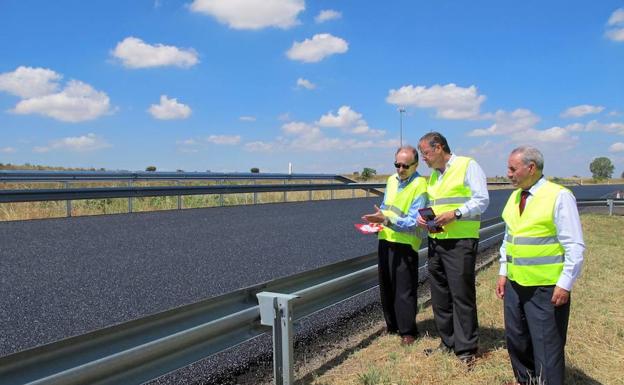 Silván visita, en su etapa como consejero de Fomento, unas obras en la A-231.