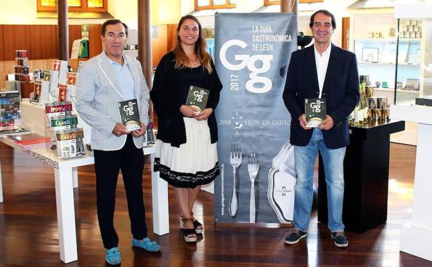 uan Flecha y Agustín Iglesias, de la Guía Gastronomica de León, junto a Blanca de Elias, directora de la Fundación España-Duero. /
