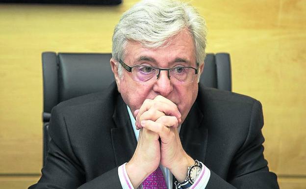Alejandro Menéndez atiende a las preguntas de los portavoces Alejandro Menéndez atiende a las preguntas de los portavoces
