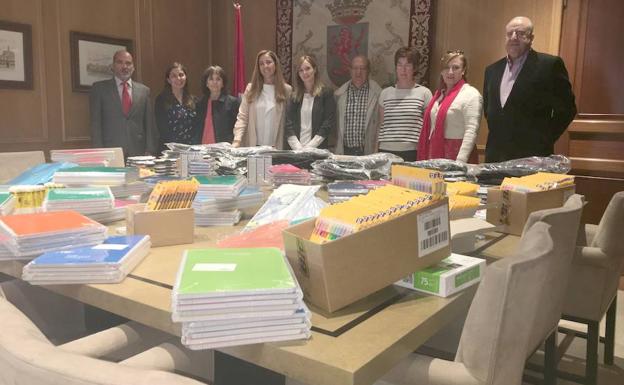Donación al programa escolar de Cruz Roja./