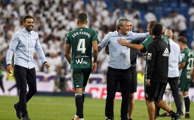 Quique Setién felicita a sus futbolistas. /Javier López (Efe)