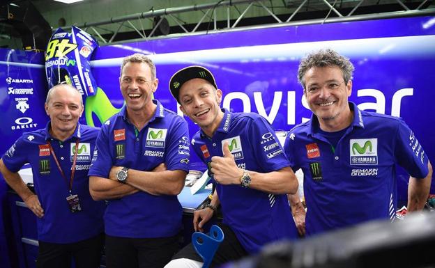 Rossi, sonriente con su equipo. /Yamaha