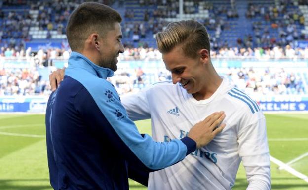 Marcos Llorente saluda a Enzo Zidane durante el Alavés-Real Madrid. /José Ramón Gómez (Efe)