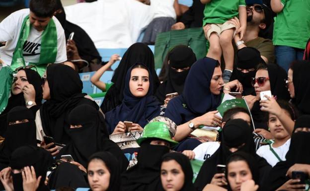 Mujeres saudíes en el acto conmemorativo del aniversario de la fundación del reino./Fayez Nureldine (Afp)