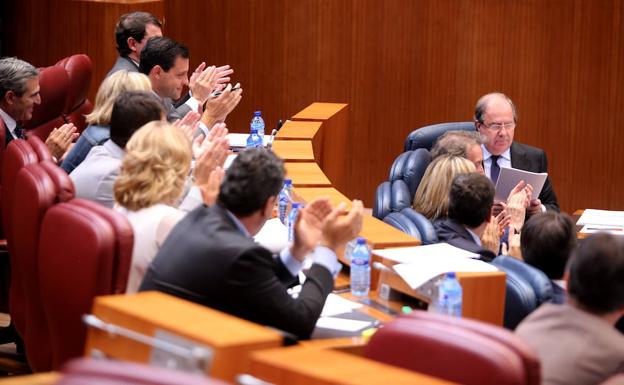 Los procuradores del Grupo Popular aplauden al presidente de la Junta, Juan Vicente Herrera, tras finalizar una de sus intervenciones en el Pleno en las Cortes de Castilla y León. /Leticia Pérez