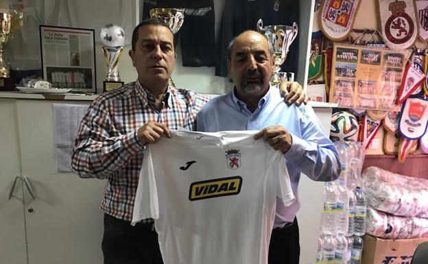 Tomé posa con Manolo Díaz, presidente de la Peña./