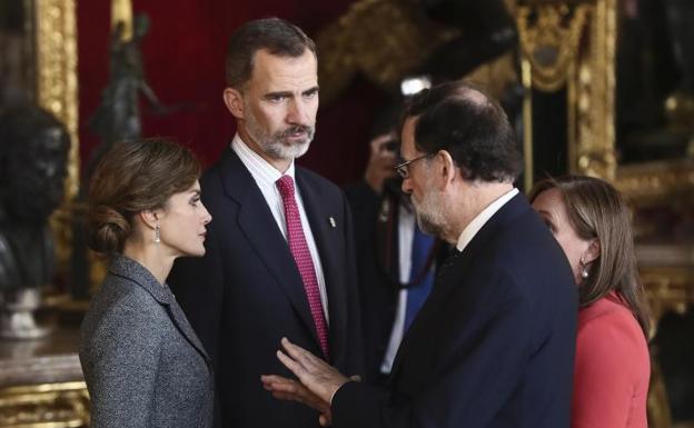 Los Reyes conversan con Rajoy en el PAlacio Real./Mariscal (Efe)