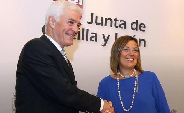 El presidente de Agroseguro, Ignacio Machetti, y la consejera Milagros Marcos, tras la firma del convenio./El Norte