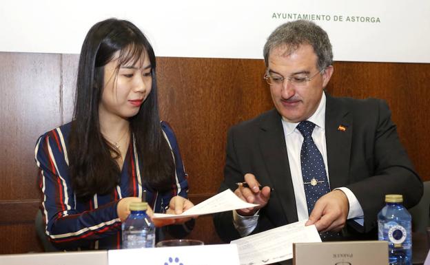El Ayuntamiento de Astorga firma un acuerdo con el motor de búsqueda chino Baidu para incluir en él sus contenidos patrimoniales. /Campillo