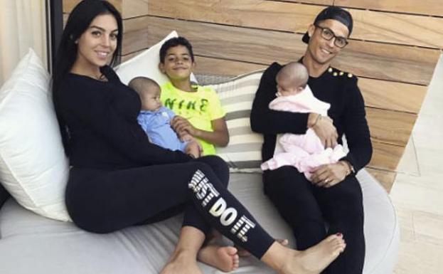 Cristiano, con sus hijos y Georgina./