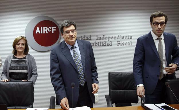 José Luis Escrivá (c), presidente de la AIReF./Chema Moya (Efe)