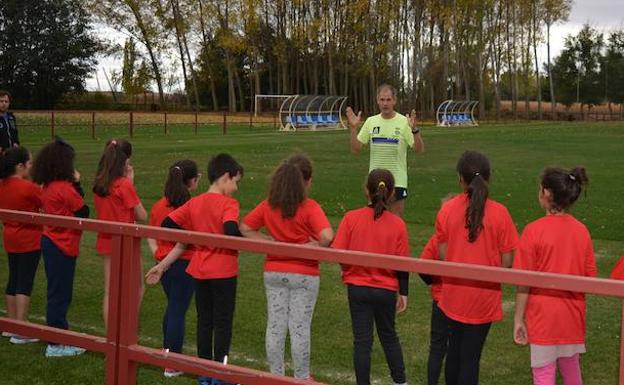 Abel Antón durante la actividad con los niños.